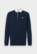 Marineblaues Rugby-Shirt mit langen Ärmeln, weißem Kragen, gestreiftem Innenkragen und kleinem rechteckigem Tommy Jeans Logo auf der linken Brust.