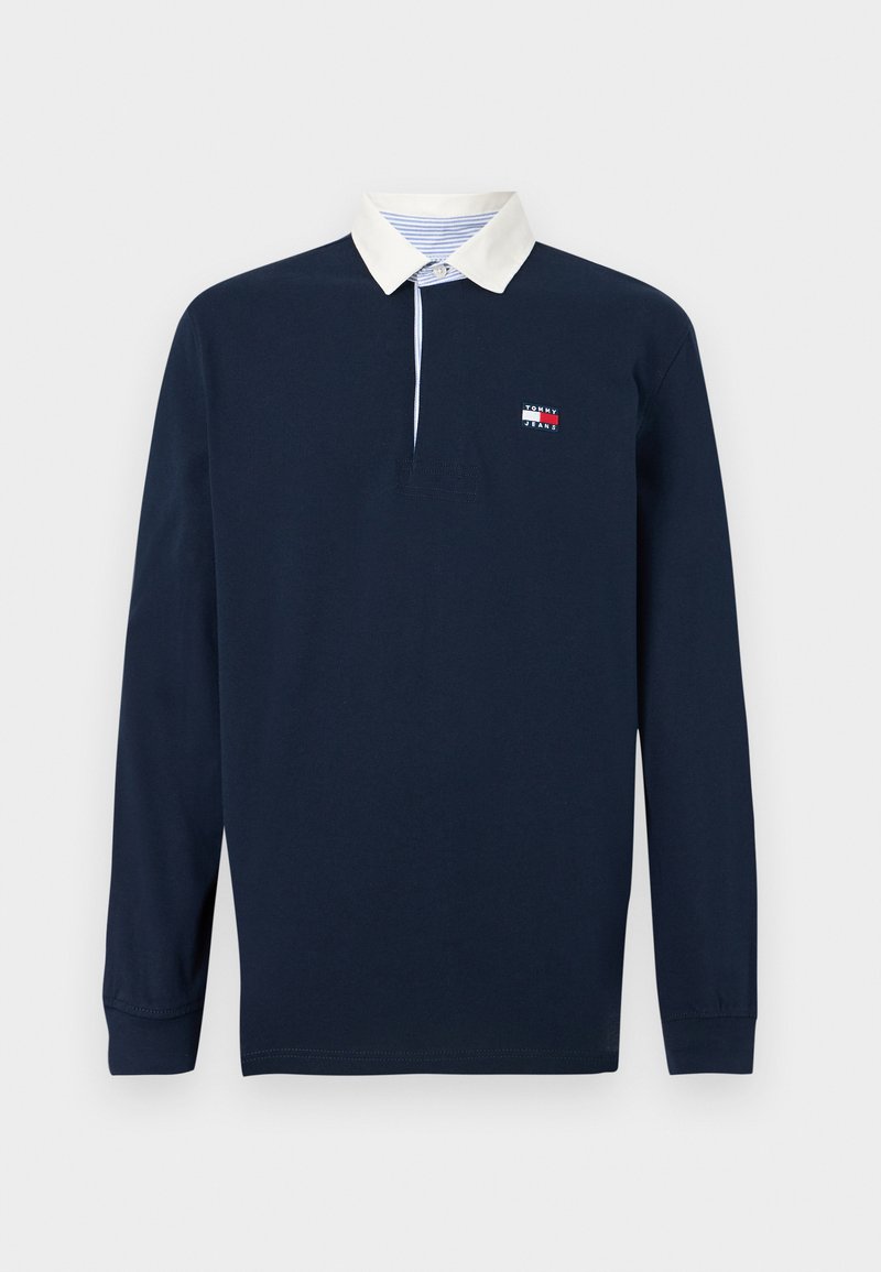 Marineblaues Rugby-Shirt mit langen Ärmeln, weißem Kragen, gestreiftem Innenkragen und kleinem rechteckigem Tommy Jeans Logo auf der linken Brust.