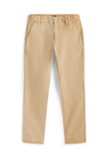 Beige gerade geschnittene Hose mit Fronttaschen, Gürtelschlaufen, Knopf- und Reißverschluss, auf weißem Hintergrund dargestellt.