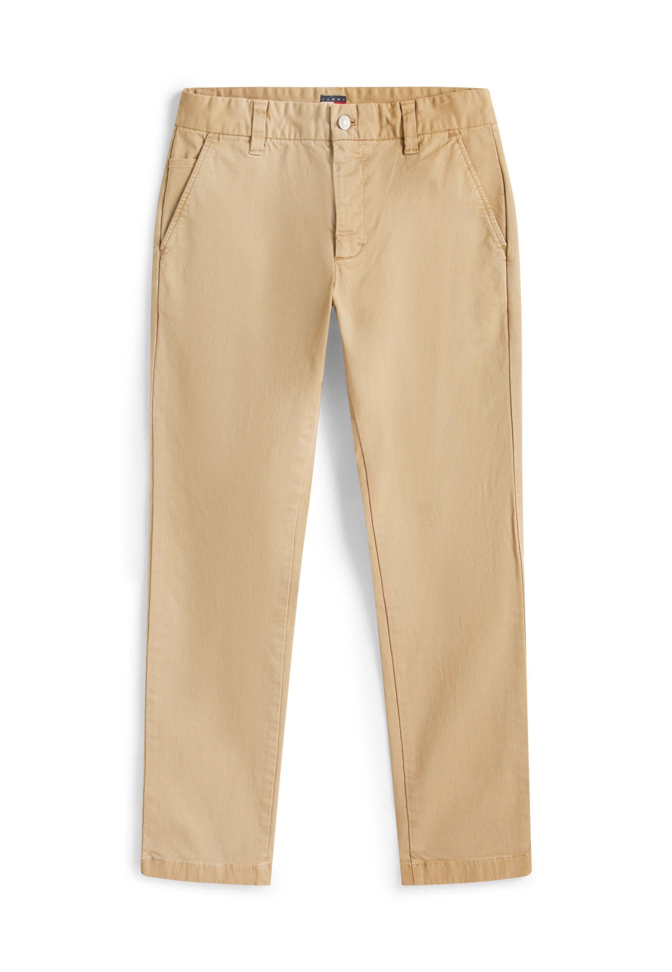 Beige gerade geschnittene Hose mit Fronttaschen, Gürtelschlaufen, Knopf- und Reißverschluss, auf weißem Hintergrund dargestellt.