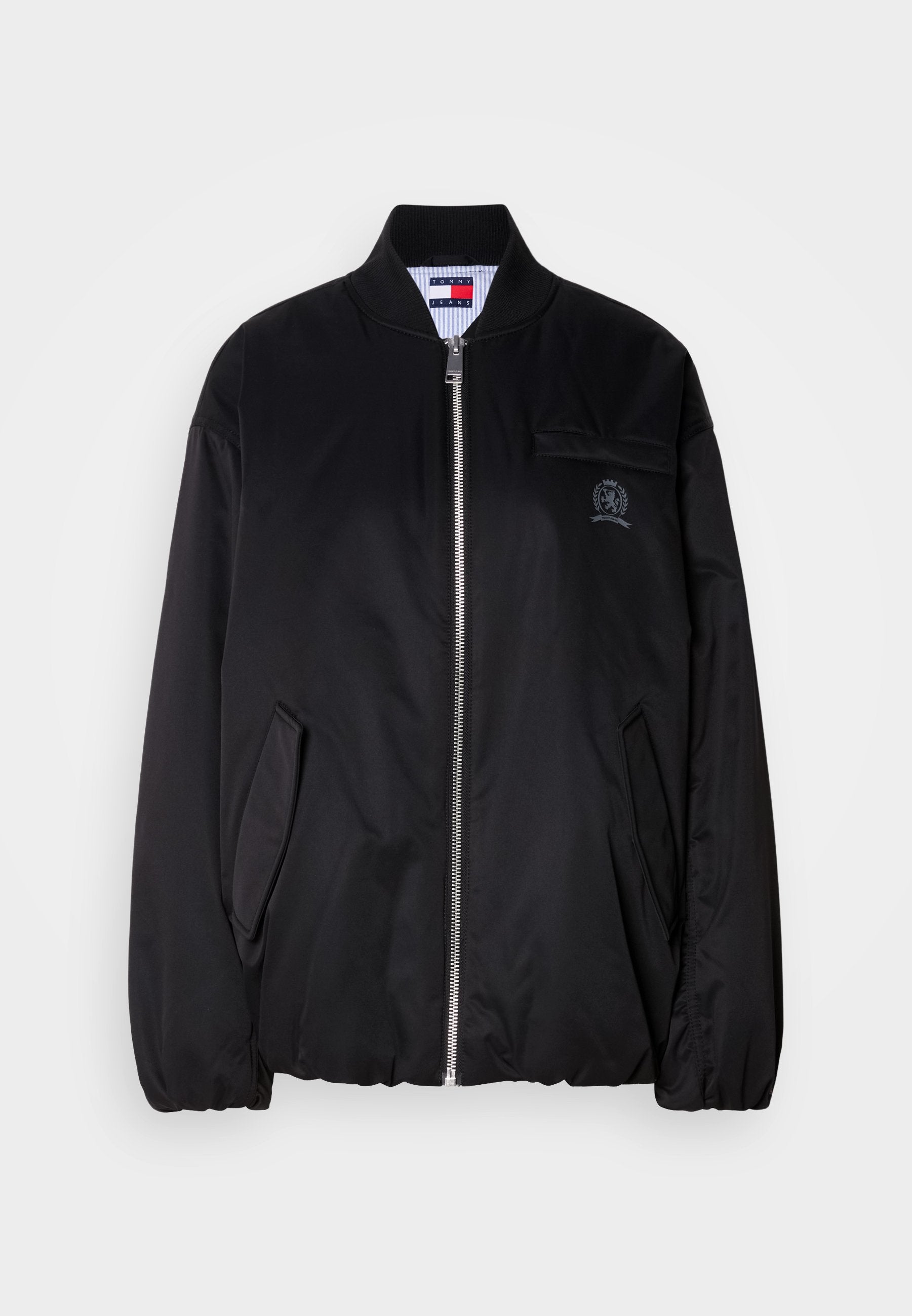 Schwarze Bomberjacke aus glattem Stoff, mit Reißverschluss vorne, geripptem Kragen, Seitentaschen und einem kleinen gestickten Logo auf der Brust.