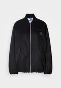 Schwarze Bomberjacke aus glattem Stoff, mit Reißverschluss vorne, geripptem Kragen, Seitentaschen und einem kleinen gestickten Logo auf der Brust.