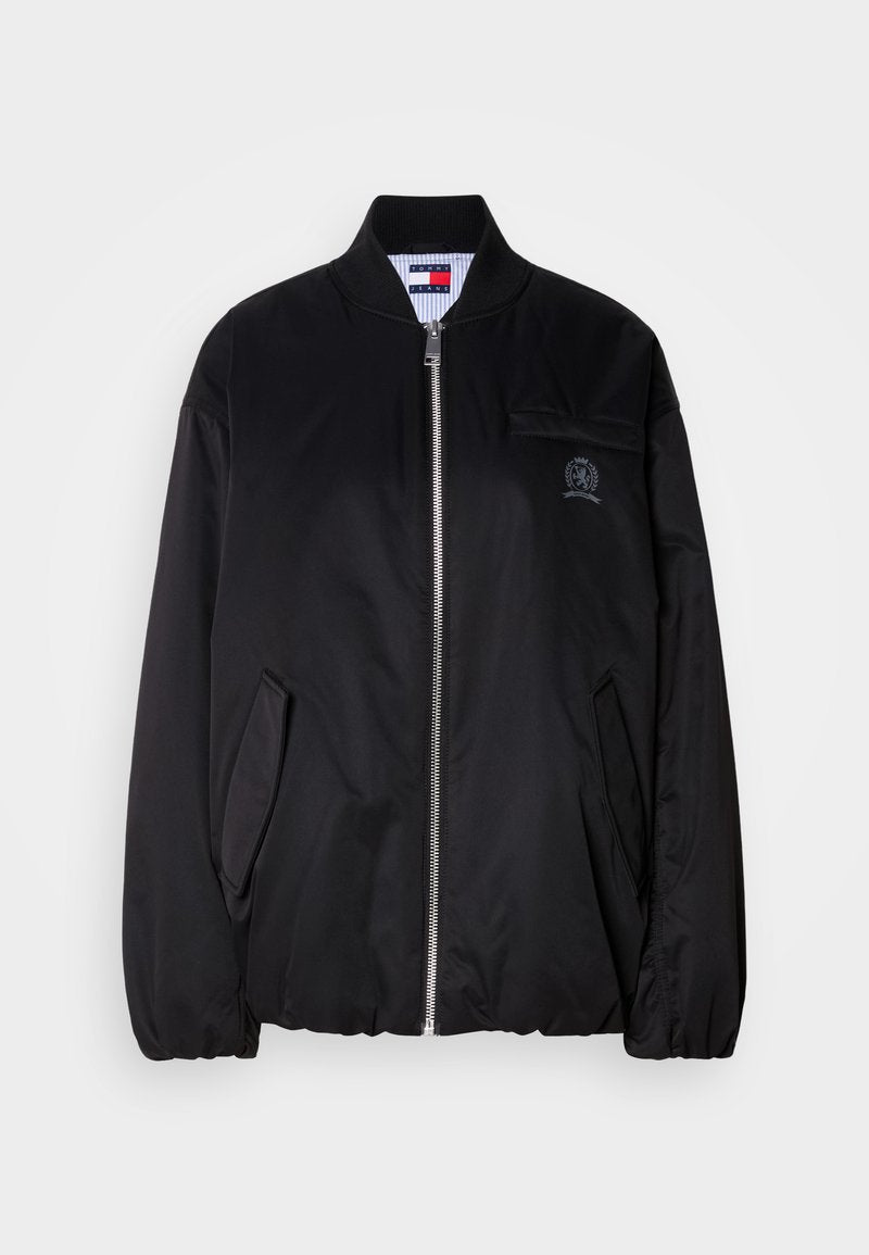 Schwarze Bomberjacke aus glattem Stoff, mit Reißverschluss vorne, geripptem Kragen, Seitentaschen und einem kleinen gestickten Logo auf der Brust.