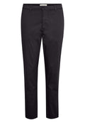 Schwarze Baumwollhose mit geradem Bein, vorderen Taschen und Knopfverschluss. Besitzt eine einfache, glatte Textur und ein sauberes Design.