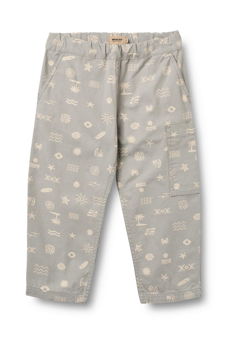 Hellgraue Hose mit einem dezenten Muster aus cremefarbenen Symbolen, darunter Wellen, Muscheln und Palmen. Verfügt über einen elastischen Bund und eine Seitentasche.