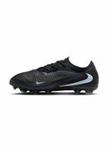 Schwarzer Fußballschuh mit strukturiertem synthetischem Obermaterial, stromlinienförmiger Form, schwarzen Schnürsenkeln und einem blauen Nike-Logo an der Seite. Gummisohle mit Stollen.
