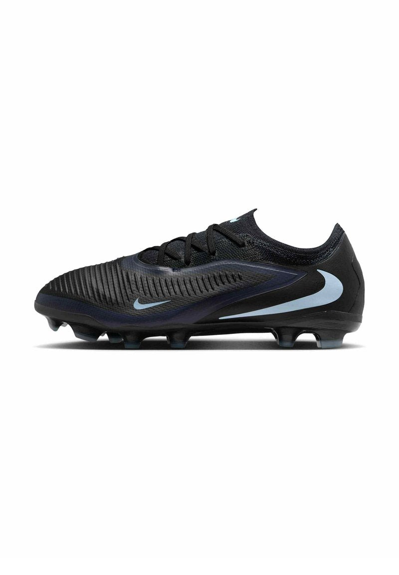 Schwarzer Fußballschuh mit strukturiertem synthetischem Obermaterial, stromlinienförmiger Form, schwarzen Schnürsenkeln und einem blauen Nike-Logo an der Seite. Gummisohle mit Stollen.