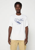 Mann trägt ein weißes O'Neill T-Shirt mit blauem Logo und beigen Cargohosen, stehend vor einem einfarbigen hellen Hintergrund.