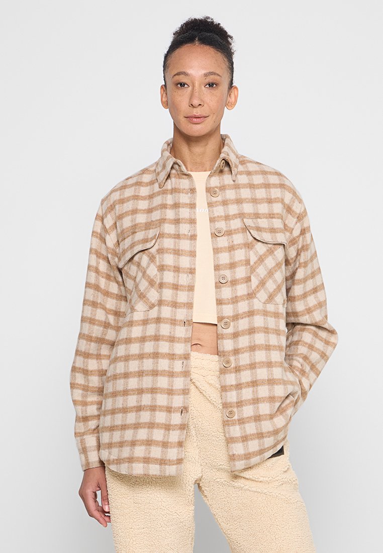 Beige- und braun kariertes Flanellhemd mitknopfbarem Verschluss, zwei Brusttaschen und lockerer Passform. Die weiche Textur erhöht den Komfort.