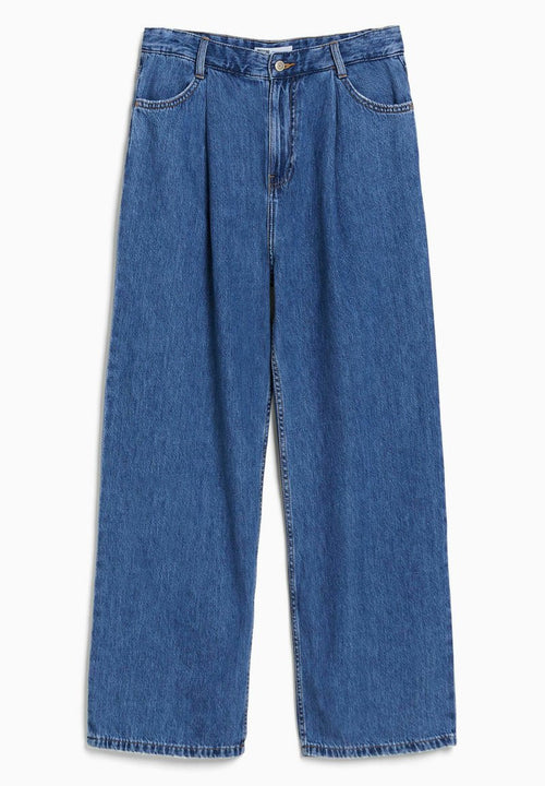 Helleblauwe Denim-Jeans mit weitem Bein und hoher Taille, ausgestattet mit Fronttaschen, Knopfverschluss und einem fransigen Saum an den Knöcheln.