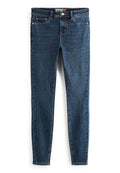 Schlanke Jeans aus dunkelblauem Denim mit Knopfverschluss, fünf Taschen, dezenten Nähten und einer glatten, leicht strukturierten Oberfläche.