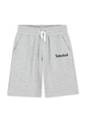Graue Baumwollshorts mit einem elastischen Bund, weißem Zugband und Seitentaschen. Mit dem "Timberland"-Logo in Marineblau auf dem linken Oberschenkel.