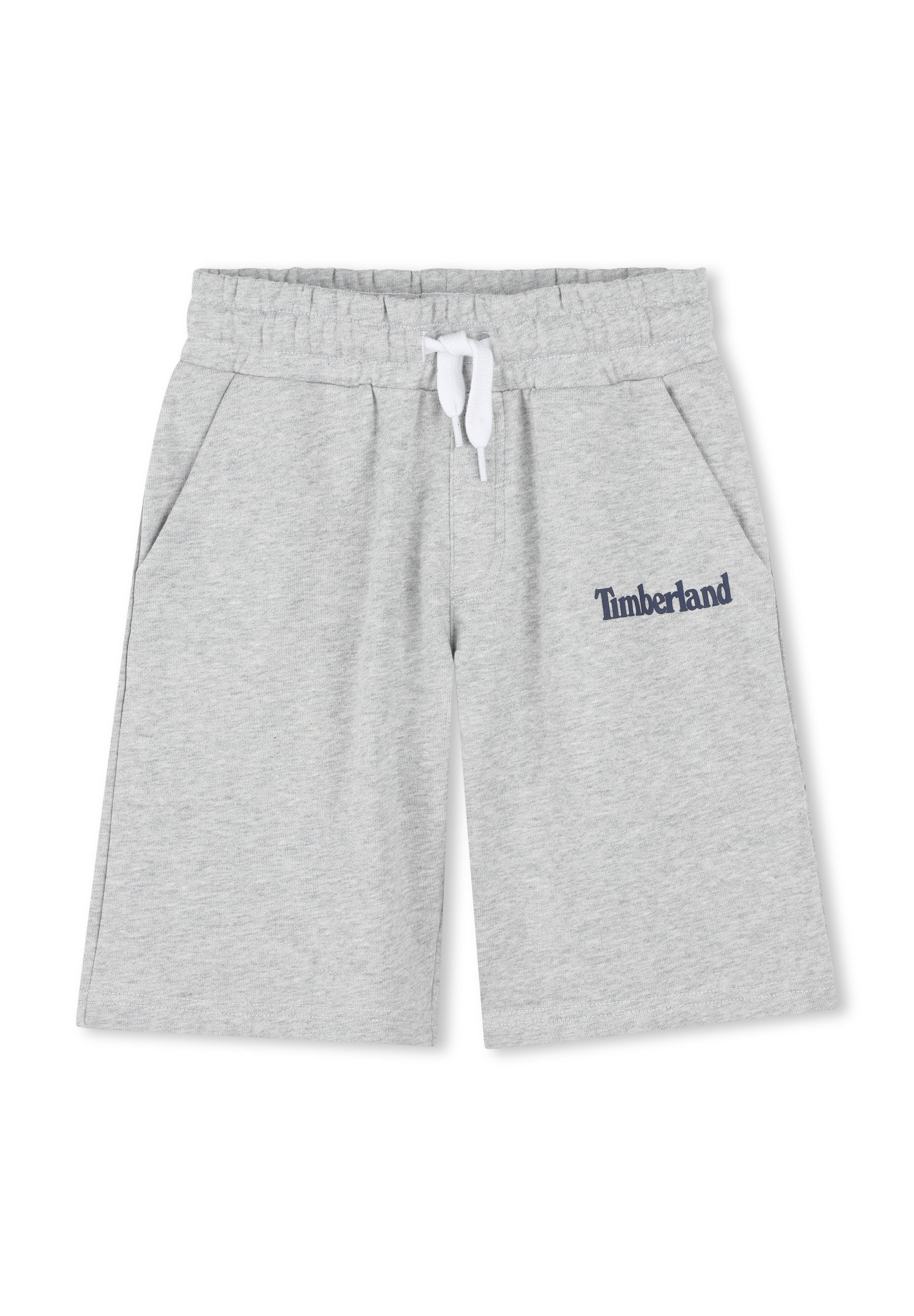 Graue Baumwollshorts mit einem elastischen Bund, weißem Zugband und Seitentaschen. Mit dem "Timberland"-Logo in Marineblau auf dem linken Oberschenkel.
