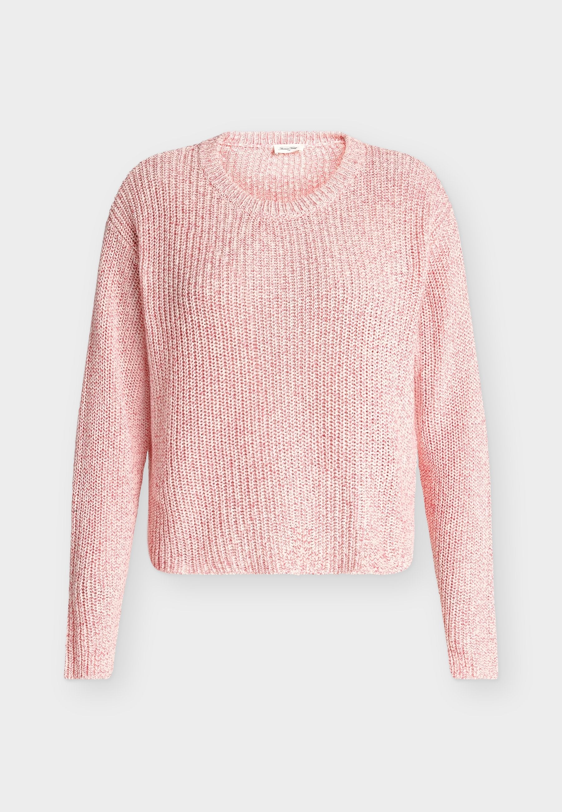 Hellrosa gestrickter Pullover mit langen Ärmeln und rundem Ausschnitt, gezeigt auf einem neutral grauen Hintergrund.