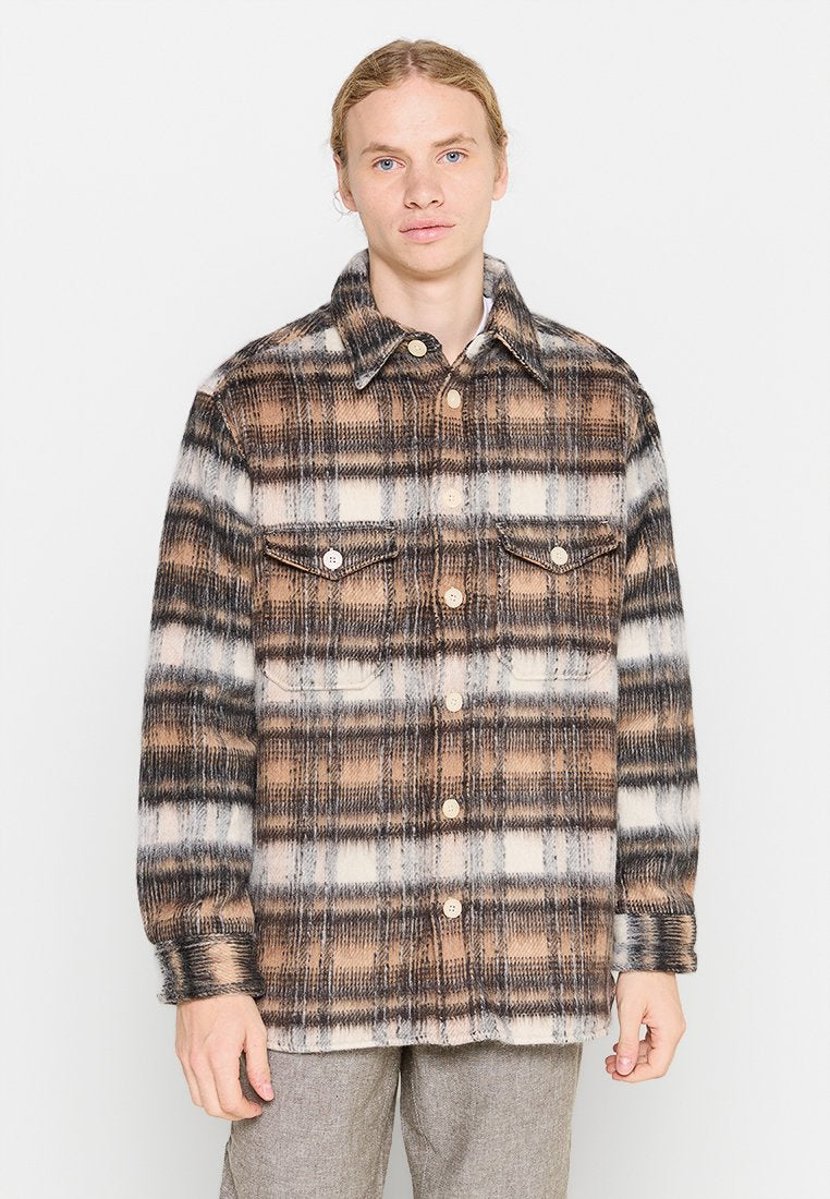 Braun und schwarz kariertes Hemdjacke aus strukturiertem Stoff, mit spitzem Kragen, Knopfverschluss und zwei Brusttaschen.