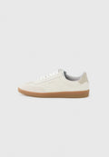 Weißer Sneaker mit niedrigem Schaft, beiger Ferse und Gummisohle, weiße Schnürsenkel und subtile Nähte auf hellem einfarbigem Hintergrund.