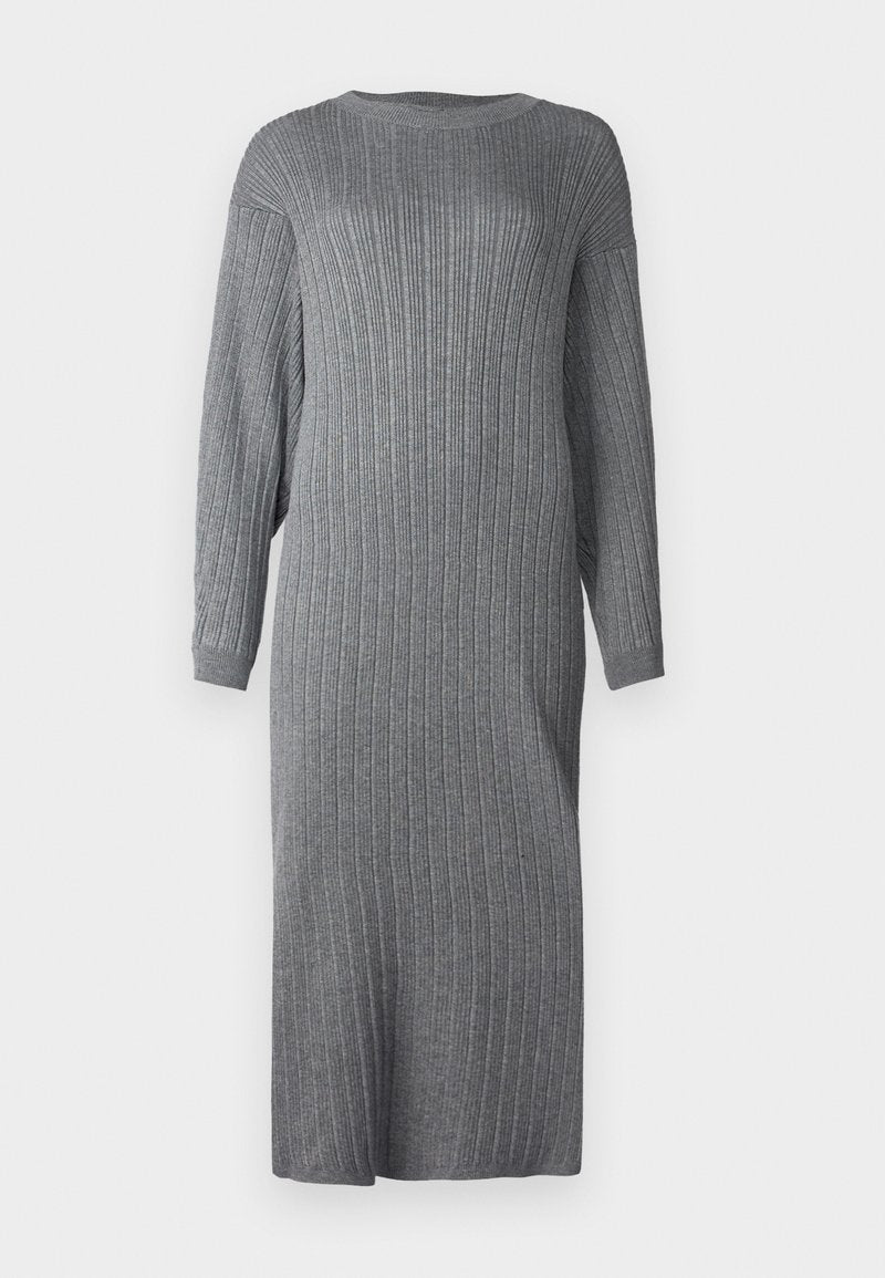 Graues geripptes Strickkleid, lockere Passform, mit langen Ärmeln, rundem Ausschnitt und knielanger Länge. Verfügt über eine vertikale Textur im gesamten Stoff.