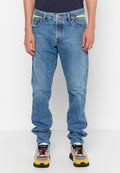 Hellblaue Jeans im lässigen Schnitt, mit kontrastierenden gelben Akzenten an den Taschen und einem klassischen Knopfverschluss.