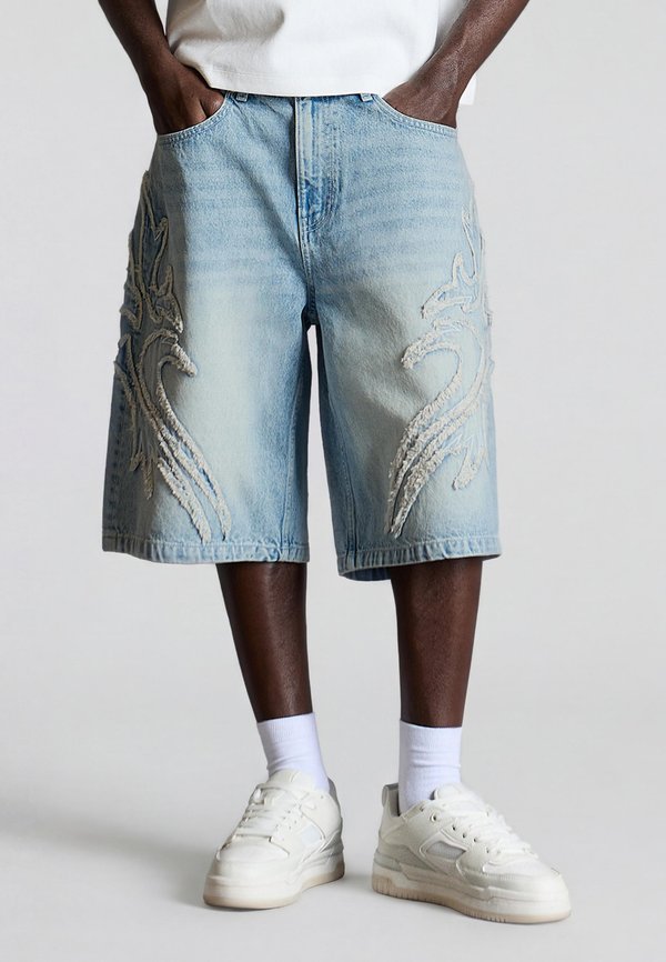 Bershka PATCH BAGGY - Denim shorts - light blue