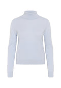 Hellblaues Rollkragensweatshirt aus weichem Strickmaterial; lange Ärmel, taillierte Passform, gerippter Kragen und Saum. Glatte Textur ohne Muster.