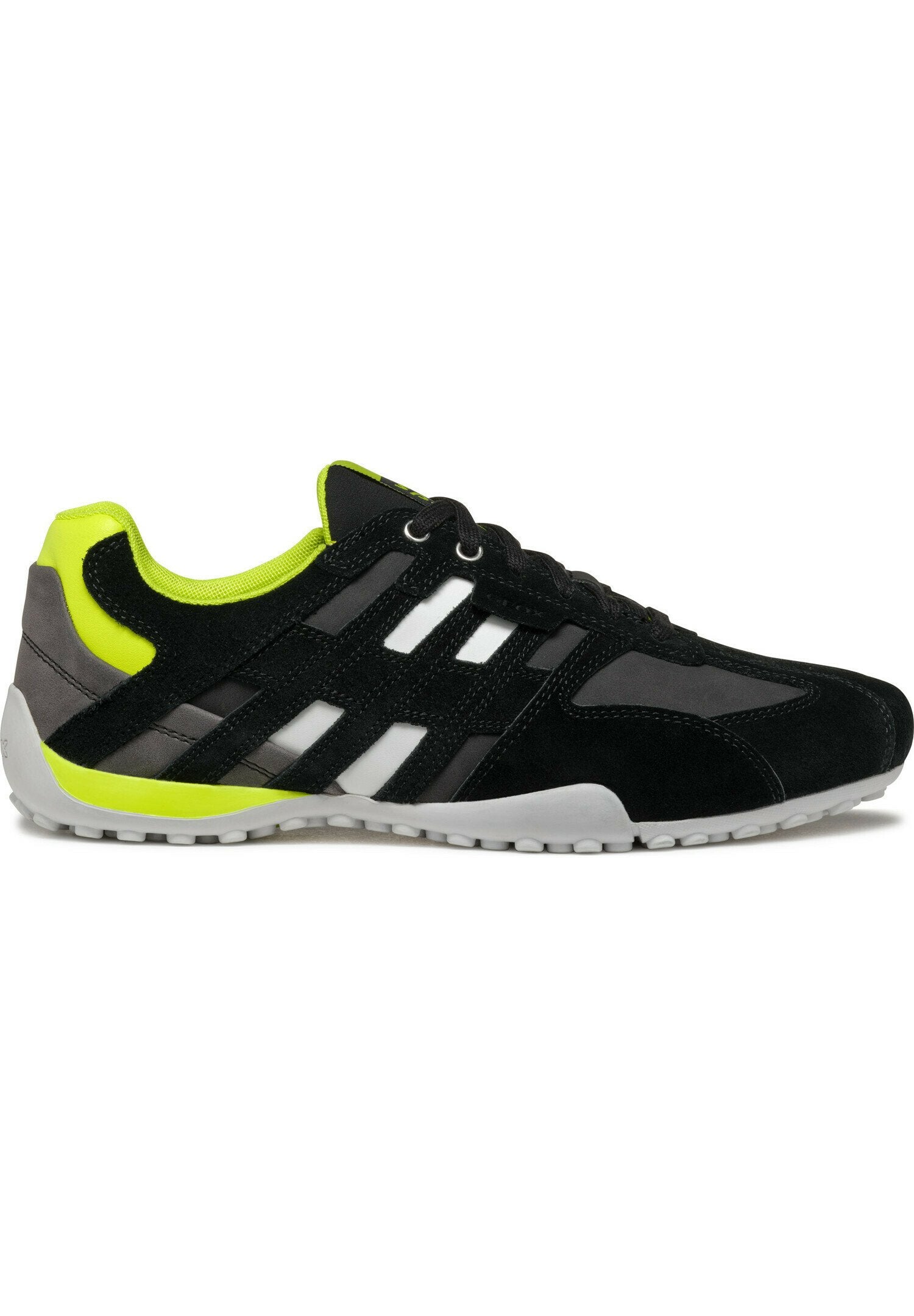 Schwarzer und grauer Sportschuh mit neongelben Akzenten und weißen Streifen. Verfügt über ein Obermaterial aus Wildleder und Mesh, eine strukturierte Sohle und eine Schnürung.