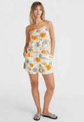 Blumiger Jumpsuit mit orangefarbenen und grünen Blumen auf weißem Hintergrund, mit tailliertem Oberteil, verstellbaren Trägern und Kordelzug in der Taille.