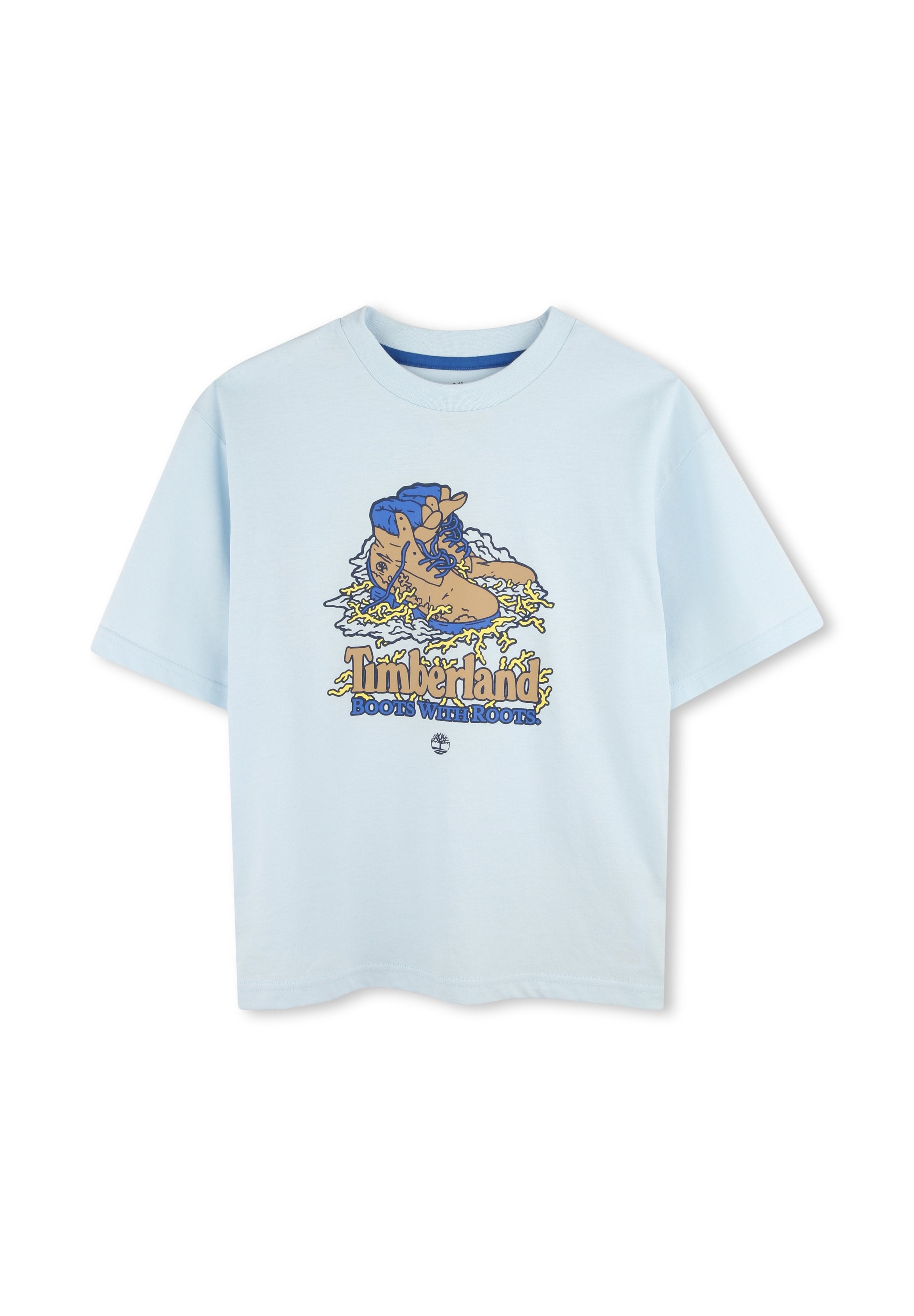 Hellblaues Baumwoll-T-Shirt mit einem grafischen Druck von Stiefeln, dem Text "Timberland" und bunten Wellen. Kurzärmlig und mit rundem Ausschnitt.
