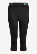 Schwarze, cropped Leggings aus glattem, elastischem Stoff. Mit einem hellblauen Logo-Bund und einem figurbetonten Design für Komfort und Flexibilität.