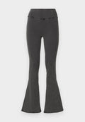 Schwarze Jeanshosen mit weit ausgestelltem Bein und breitem Bund, die eine glatte Textur und genähte Details entlang der Nähte aufweisen.