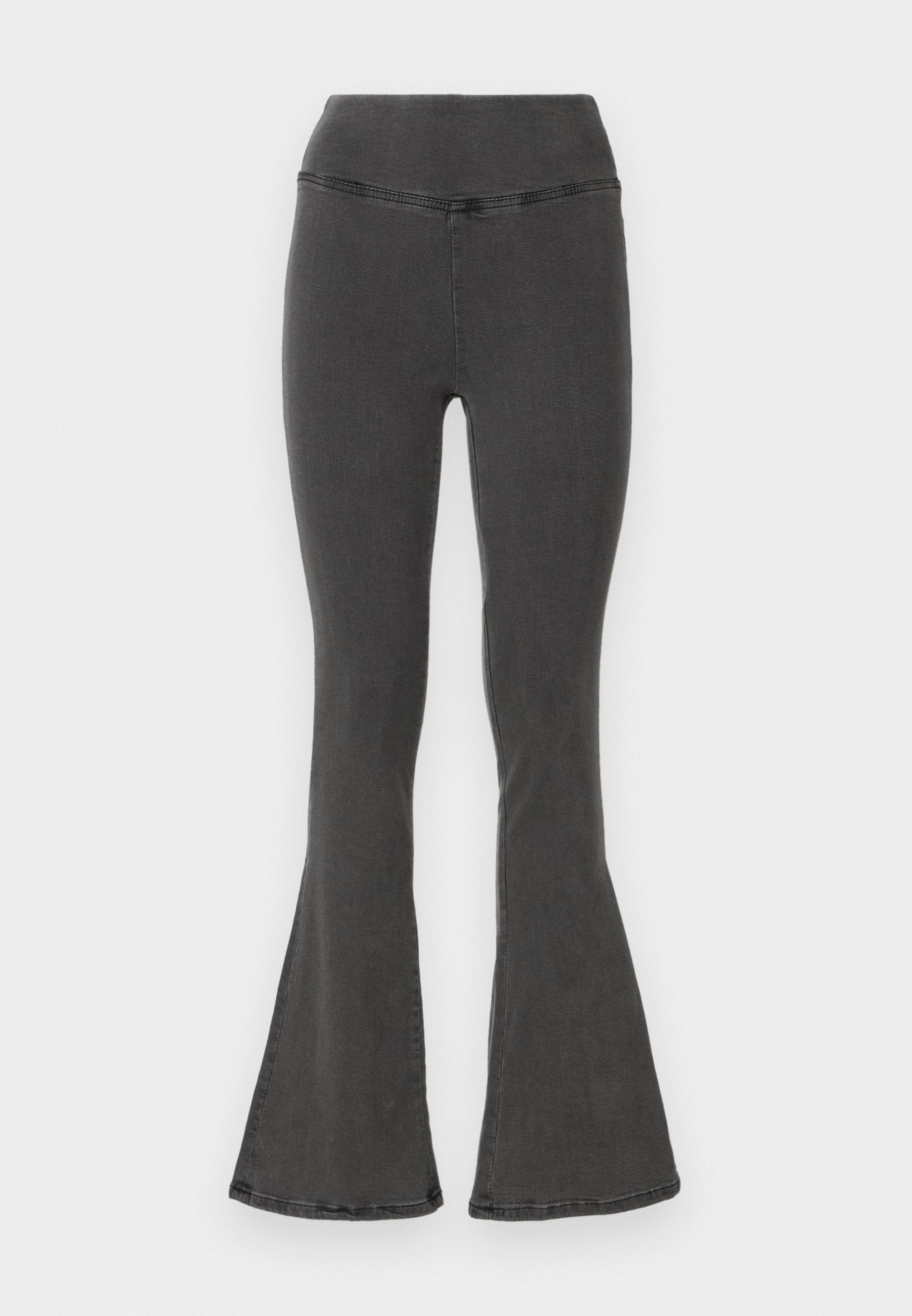 Schwarze Jeanshosen mit weit ausgestelltem Bein und breitem Bund, die eine glatte Textur und genähte Details entlang der Nähte aufweisen.
