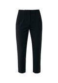 Schwarze, taillierte, cropped Hosen mit glatter Textur, ausgestattet mit einem Reißverschluss vorne und zwei vorderen Falten für zusätzliche Details.