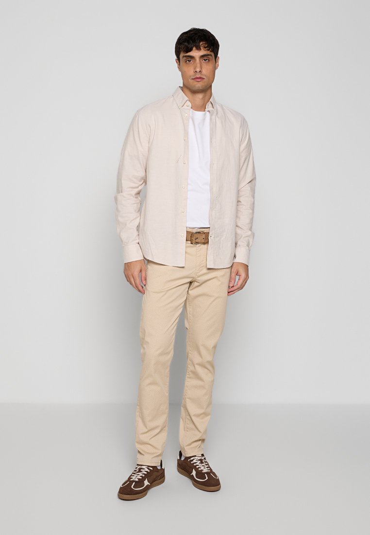 Armani Exchange Chino Media 2