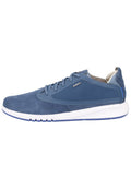 Blaues Wildleder- und Textilsneaker mit einem eleganten, flachen Design, gepolstertem Schaft und weißer Gummisohle mit blauen Akzenten und Schnürsenkeln.