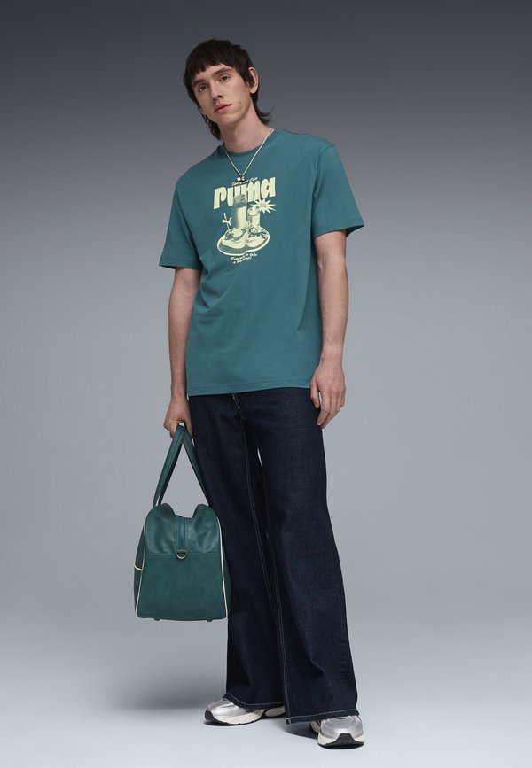 Puma GRAPHIC RELAXED  BREAKFAST TEE - Print T-shirt - emerald ice