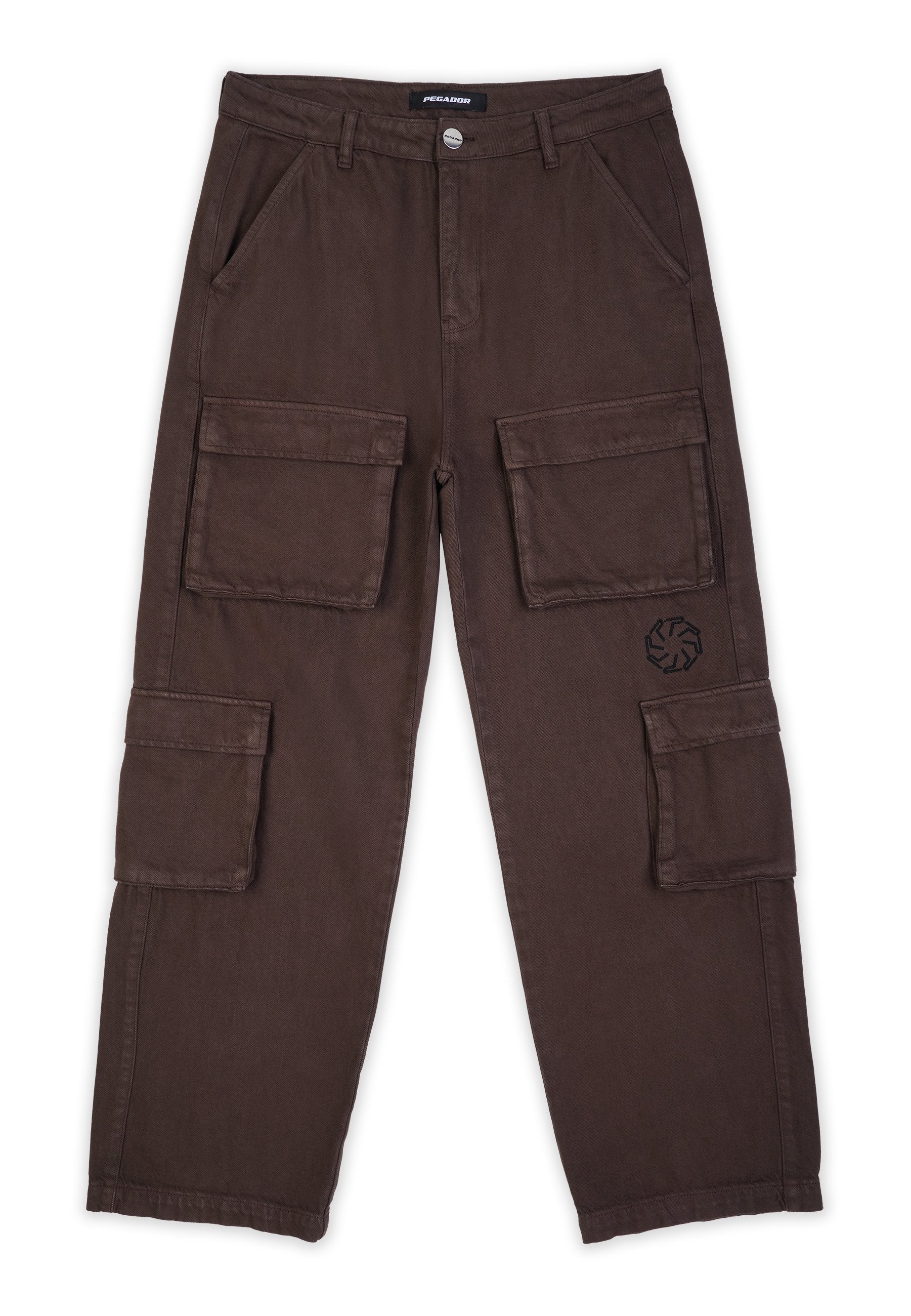 Braune Cargo-Hosen mit lockerer Passform, die über mehrere große Taschen, einen Knopfverschluss und einen Logo-Akzent verfügen. Glatte Baumwollstoffstruktur.