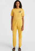 Gelbes Baumwoll-T-Shirt und Hosen-Set mit lockerer Passform. Das T-Shirt hat schwarzen Text, während die Hose einen elastischen Bund und Bündchen hat.