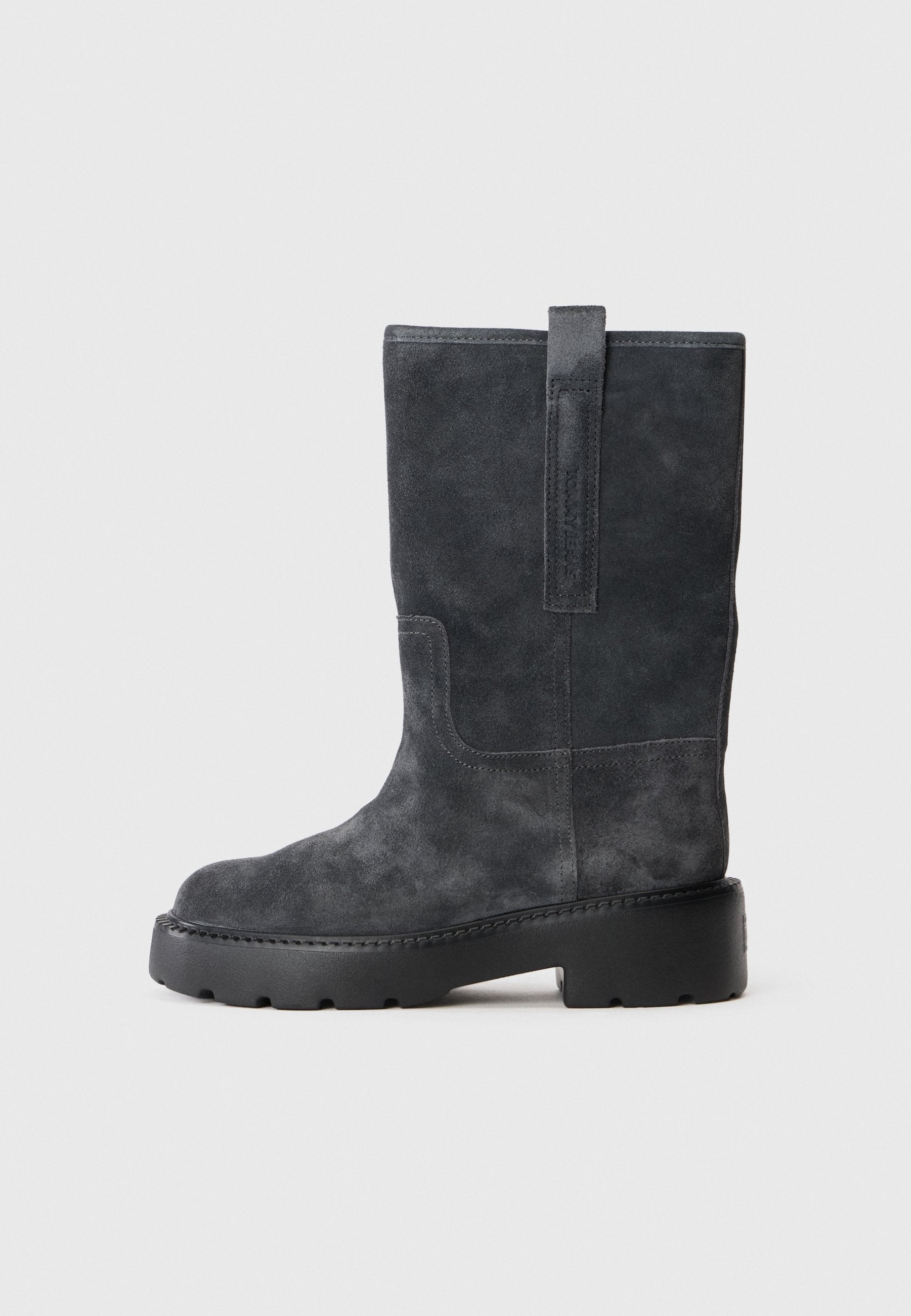 Stiefeletten aus Wildleder in Dunkelgrau mit einer massiven schwarzen Plateausohle. Verfügt über eine Zuglasche hinten, eine glatte Textur und minimale Nähte.