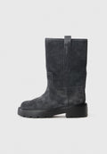 Stiefeletten aus Wildleder in Dunkelgrau mit einer massiven schwarzen Plateausohle. Verfügt über eine Zuglasche hinten, eine glatte Textur und minimale Nähte.