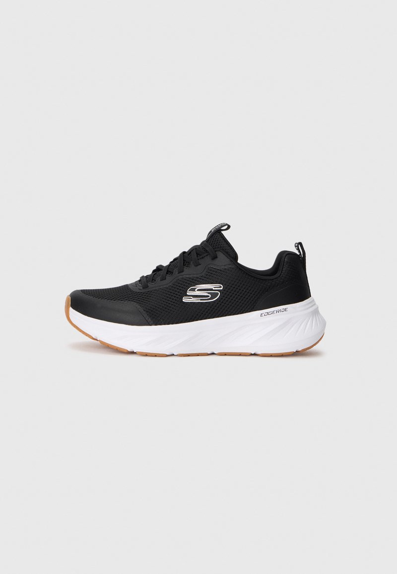 Schwarze Netz-Laufschuhe mit einer weißen Zwischensohle und einer braunen Außensohle. Sie verfügen über Schnürsenkel, eine Zuglasche und ein Logo an der Seite.