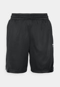 Schwarze Sportschorts aus leichtem Material, mit elastischem Bund, seitlichen Schlitzen und einem kleinen weißen Logo auf der Vorderseite.