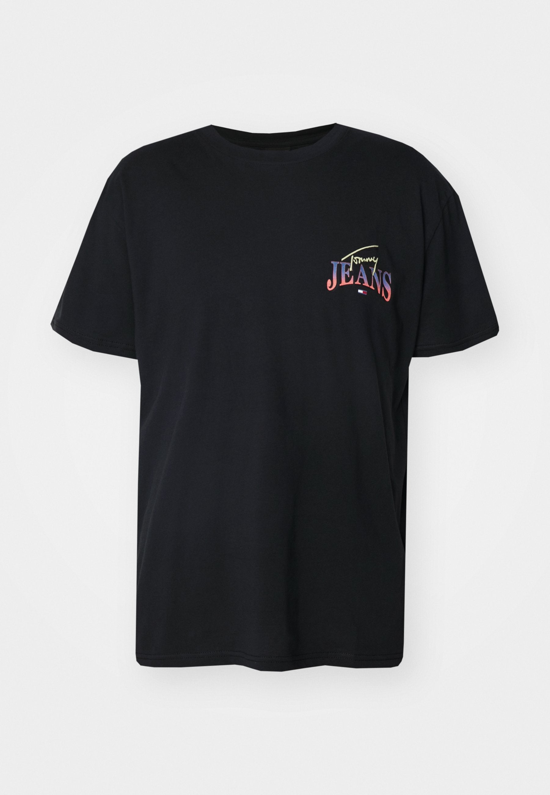 Schwarzes Baumwoll-T-Shirt mit kurzen Ärmeln, versehen mit einem bunten "Tommy Jeans"-Logo auf der linken Brustseite. Einfaches, lockeres Design.