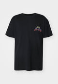 Schwarzes Baumwoll-T-Shirt mit kurzen Ärmeln, versehen mit einem bunten "Tommy Jeans"-Logo auf der linken Brustseite. Einfaches, lockeres Design.