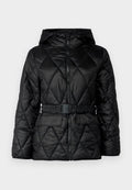 Schwarze gesteppte Daunenjacke mit Kapuze, Reißverschluss, elastischem Gürtel und zwei vorderen Taschen. Glattes, glänzendes Gewebe mit Rautenmuster.