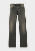 Graue Denim-Jeans mit entspannter Passform, ausgestattet mit einem Knopfverschluss, dezentem Verblassen und Abnutzungen in der Nähe des Knies. Fünf-Taschen-Design.