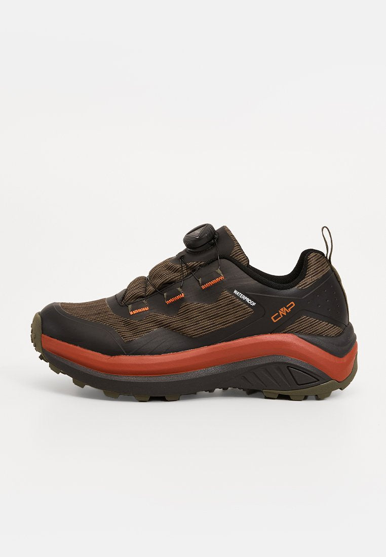 Wasserdichte Wanderschuhe in Schwarz und Braun mit strukturiertem Obermaterial, orangefarbene Akzente, abgerundete Zehen und einer robusten Gummisohle mit tiefem Profil.