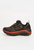Wasserdichte Wanderschuhe in Schwarz und Braun mit strukturiertem Obermaterial, orangefarbene Akzente, abgerundete Zehen und einer robusten Gummisohle mit tiefem Profil.