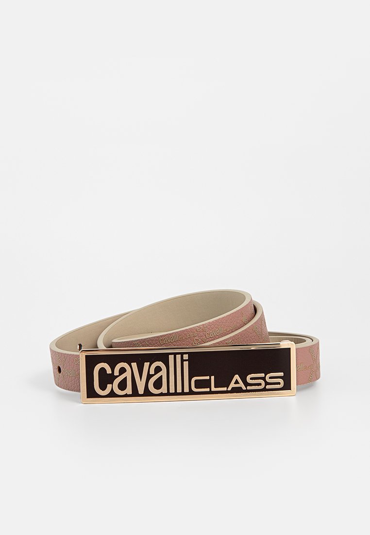 Rosa Leder-Gürtel mit einer glänzenden schwarzen rechteckigen Schnalle, die "cavalli CLASS" in weißer Schrift zeigt und eine eingravierte Markenprägung präsentiert.