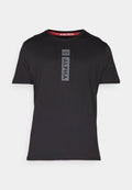 Schwarzes T-Shirt mit kurzen Ärmeln aus glattem Stoff, das ein vertikales "ALPHA"-Logo in Grau auf der Vorderseite zeigt, mit roten Akzenten am Halsausschnitt.