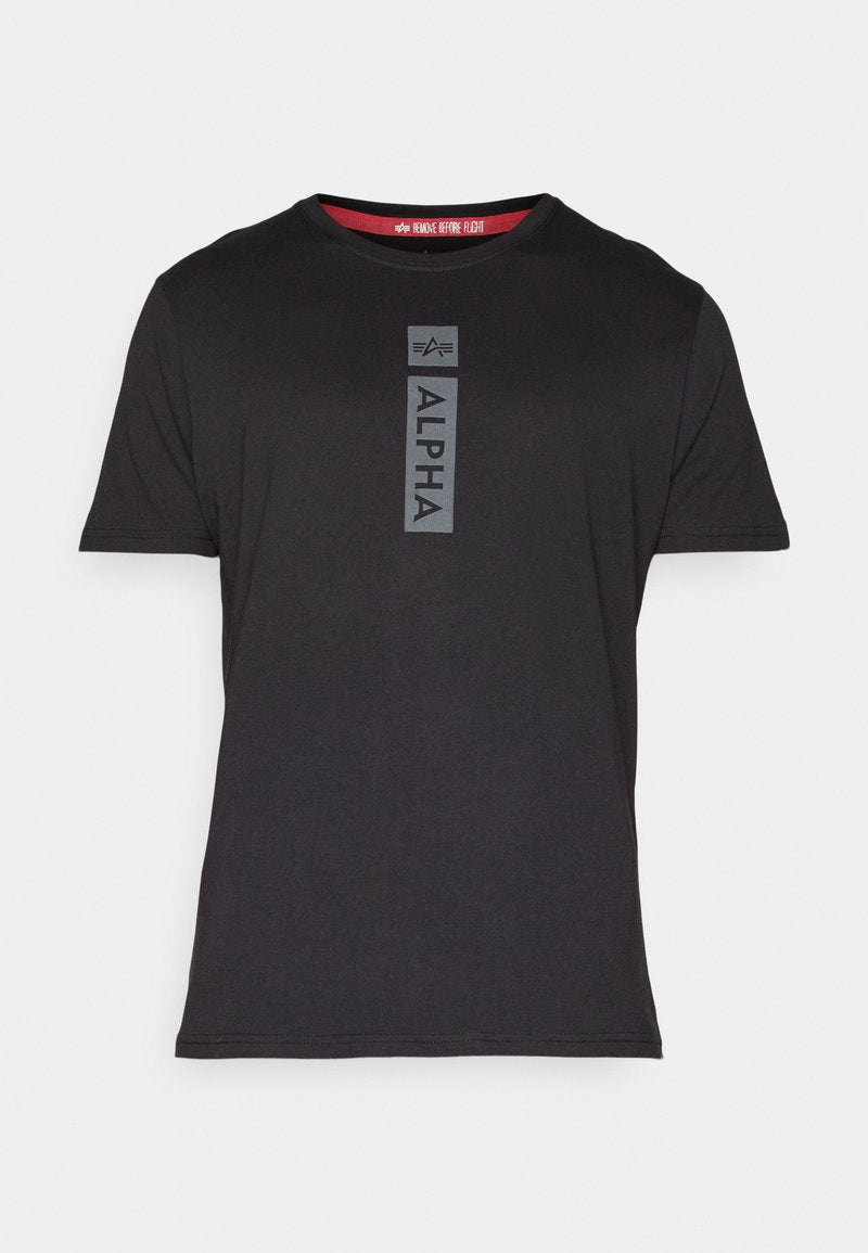 Schwarzes T-Shirt mit kurzen Ärmeln aus glattem Stoff, das ein vertikales "ALPHA"-Logo in Grau auf der Vorderseite zeigt, mit roten Akzenten am Halsausschnitt.