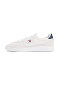Weißer Low-Top-Sneaker mit strukturierten Seitenpaneelen, weißen Schnürsenkeln, navyblauem Fersenlasche und kleinem Tommy Jeans Logo an der Außenseite.